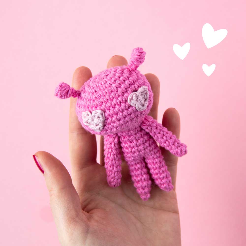 crochet-love-alien-free-amigurumi-pattern