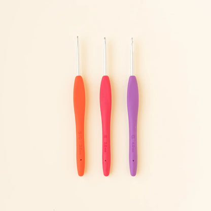 Clover crochet hooks with ergonomic handle
